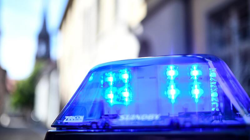 Im Landkreis Main-Spessart hat die Polizei am Mittwoch das Haus eines Anwalts durchsucht - wegen Hinweisen auf Weihnachtsgrüße mit Nazi-Symbolen.