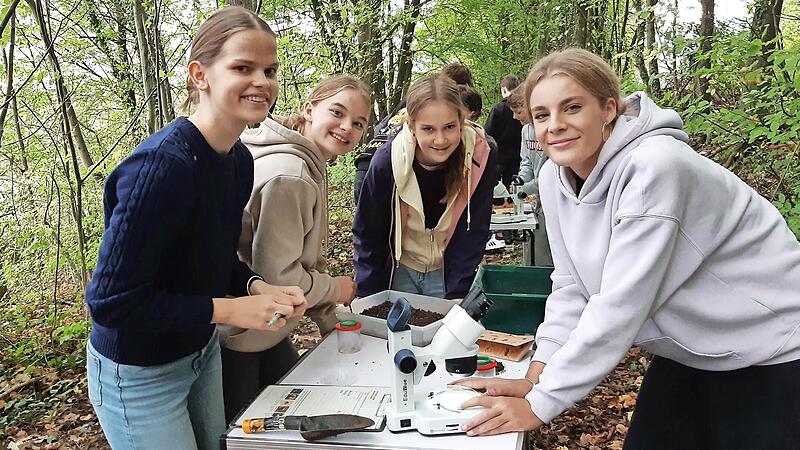 Schülerinnen der 9a bei der Bodenanalyse (Julie Veth, Maja Henning, Josefine Friederich und Nora Eberlein).