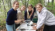 Schülerinnen der 9a bei der Bodenanalyse (Julie Veth, Maja Henning, Josefine Friederich und Nora Eberlein).