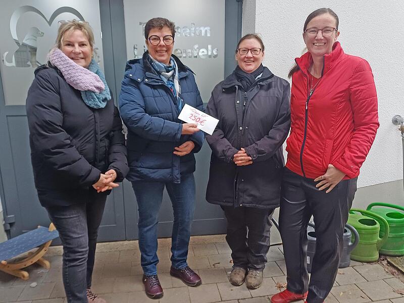 Bei der Spenden&uuml;bergabe (von links): Stadtr&auml;tin Ulrike Bauer-Trolp, Stadtr&auml;tin Elke Werner, Anja Jakob und Stadtr&auml;tin Monika Goller.