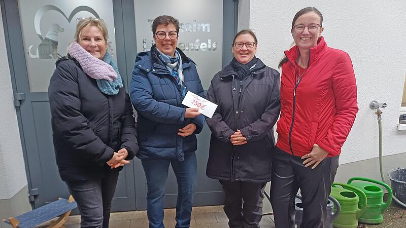 Bei der Spenden&uuml;bergabe (von links): Stadtr&auml;tin Ulrike Bauer-Trolp, Stadtr&auml;tin Elke Werner, Anja Jakob und Stadtr&auml;tin Monika Goller.