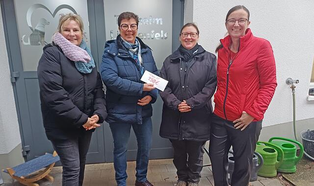 Bei der Spendenübergabe (von links): Stadträtin Ulrike Bauer-Trolp, Stadträtin Elke Werner, Anja Jakob und Stadträtin Monika Goller. Bei der Spendenübergabe (von links): Stadträtin Ulrike Bauer-Trolp, Stadträtin Elke Werner, Anja Jakob und Stadträtin Monika Goller.