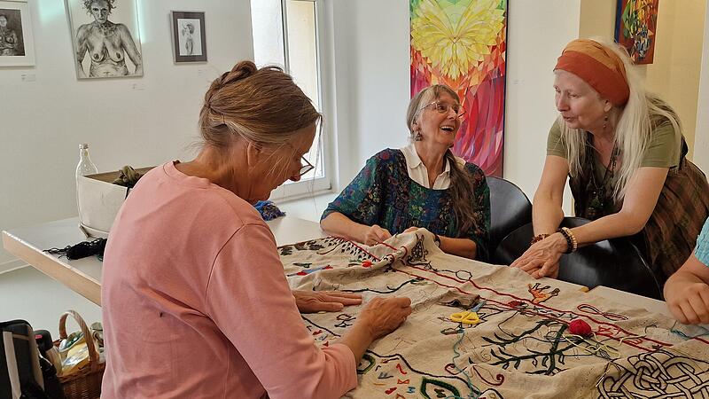 Seit 25 Jahren arbeiten Frauen am FrauenWeltenTeppich. W&auml;hrend der Ausstellung in der Stadtgalerie Gersfeld wird weiter daran gestickt.
