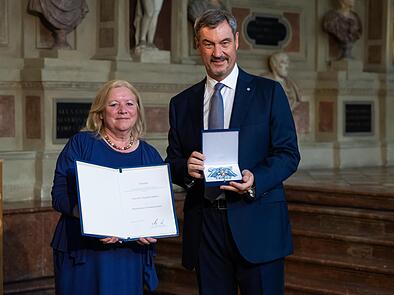 Große Freude bei Dr. Elisabeth Müller: Von Ministerpräsident Dr. Markus Söder (CSU) erhielt sie den Bayerischen Verdienstorden am 09.07.2025 in der Residenz in München.