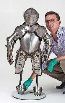 Kurator Marcus Pilz mit dem „Zwergenharnisch“.