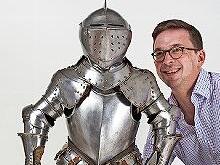 Kurator Marcus Pilz mit dem „Zwergenharnisch“.