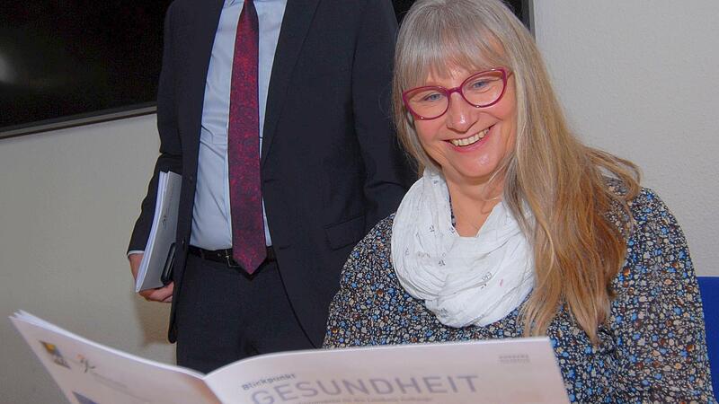 Wilhelm Schneider schaut der neuen Chefin Renate Steenbeek-Schacht &uuml;ber die Schulter &ndash; buchst&auml;blich auf diesem Bild, im &uuml;bertragenen Sinn aber auch als Landrat und Vorsitzender des Verwaltungsrates der Ha&szlig;berg-Kliniken.