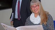 Wilhelm Schneider schaut der neuen Chefin Renate Steenbeek-Schacht über die Schulter – buchstäblich auf diesem Bild, im übertragenen Sinn aber auch als Landrat und Vorsitzender des Verwaltungsrates der Haßberg-Kliniken.