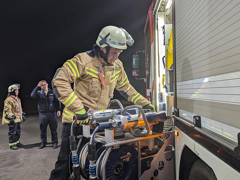 Erlebnis in Bildern: Einmal selbst Feuerwehrmann seinErlebnis in Bildern: Einmal selbst Feuerwehrmann sein Nächste Übung: eine eingeklemmte Person aus einem Auto retten. Dafür muss ich den Spreizer holen.