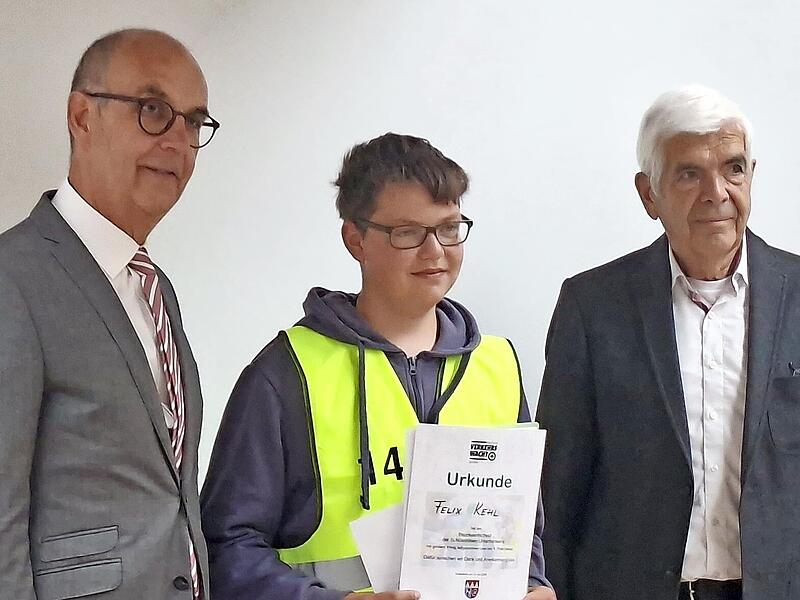 Siegerehrung: (v. l.) Regierungsvizepräsident Jochen Lange, Sieger Felix Kehl und Wolfgang Gerstberger, Vorstandsmitglied der Landesverkehrswacht Bayern. Siegerehrung: (v. l.) Regierungsvizepräsident Jochen Lange, Sieger Felix Kehl und Wolfgang Gerstberger, Vorstandsmitglied der Landesverkehrswacht Bayern.