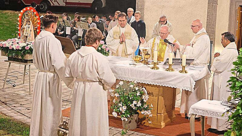 Festprediger vor dem Gotteshaus in Neuengrün war heuer Domkapitular Martin Emge. Mit dabei wieder das Gnadenbild von Neuengrün.Michael Wunder Festprediger vor dem Gotteshaus in Neuengrün war heuer Domkapitular Martin Emge. Mit dabei wieder das Gnadenbild von Neuengrün.Michael Wunder
