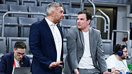 Philipp Höhne (rechts) diskutiert nach dem Spiel intensiv mit Edgars Zanders, General Manager der ENBL. Philipp Höhne (rechts) diskutiert nach dem Spiel intensiv mit Edgars Zanders, General Manager der ENBL.