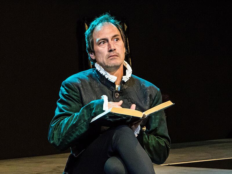 Der Schauspieler Nils Liebscher auf der B&uuml;hne des Coburger Landestheaters