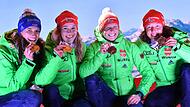 Maren Hammerschmidt (2.vl.) und Laura Dahlmeier (r)
