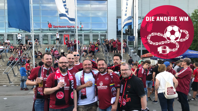 Mit den Norisbengeln setzt sich Steffen M&uuml;ller (wei&szlig;es T-Shirt) gegen Homophobie im Fu&szlig;ball ein.