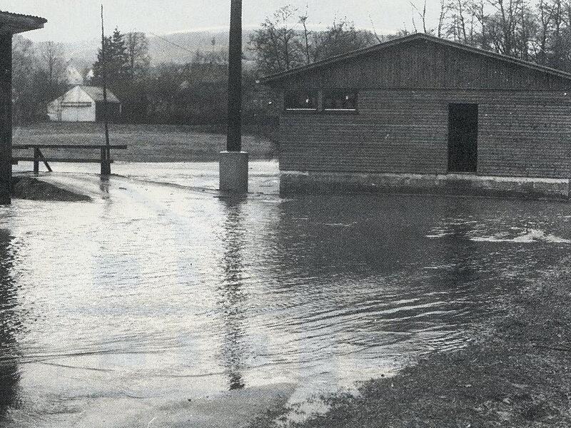 Häufig erwischte Hochwasser das Vereinsgelände des VfB Rupboden. Dank des sandigen Bodens kam es nie zu großen Schäden. Foto: VfB Häufig erwischte Hochwasser das Vereinsgelände des VfB Rupboden. Dank des sandigen Bodens kam es nie zu großen Schäden. Foto: VfB