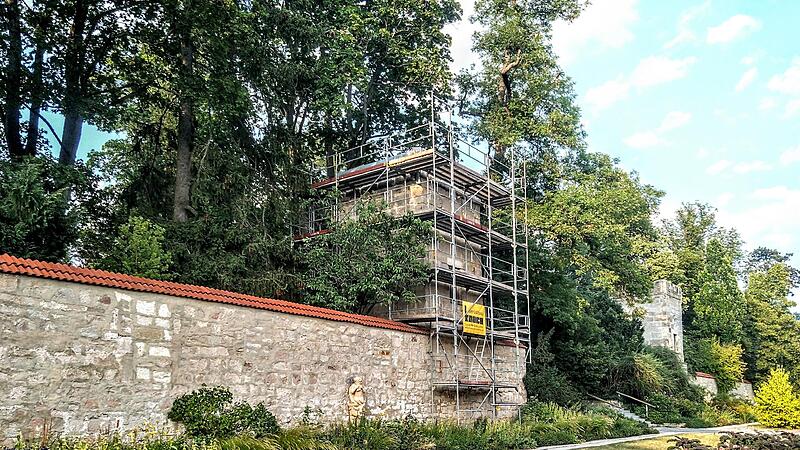 Die maroden Zinnenkr&auml;nze der historischen T&uuml;rme im Kleinen Rosengarten werden in zwei Etappen in diesem und im n&auml;chsten Jahr saniert.