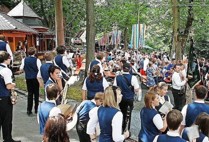 Die idyllische Lage des Kasendorfer Festplatzes mit seinem sommerlichen Schmuck und den luftig wehenden Bänderkränzen am Fuße des Turmbergs gab dem Kellerfest schon immer einen ganz besonderen Rahmen.
