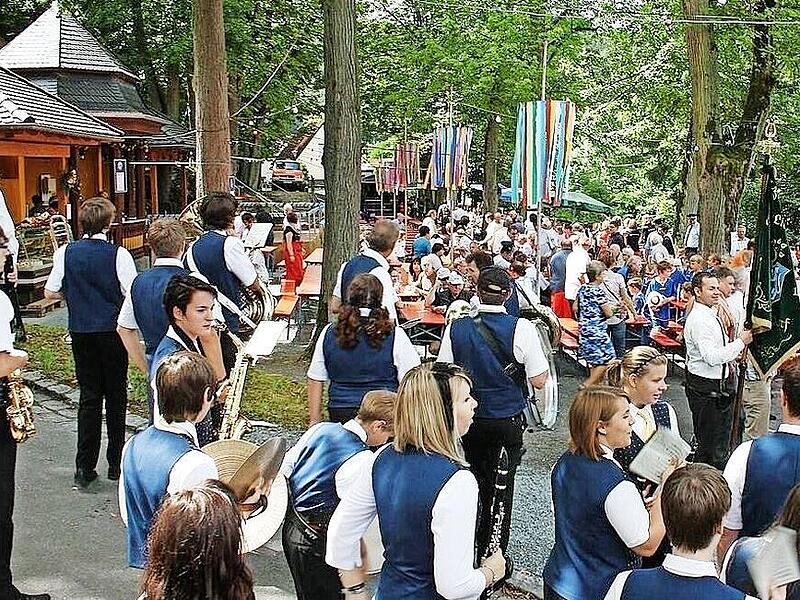 Die idyllische Lage des Kasendorfer Festplatzes mit seinem sommerlichen Schmuck und den luftig wehenden B&auml;nderkr&auml;nzen am Fu&szlig;e des Turmbergs gab dem Kellerfest schon immer einen ganz besonderen Rahmen.