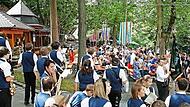 Die idyllische Lage des Kasendorfer Festplatzes mit seinem sommerlichen Schmuck und den luftig wehenden Bänderkränzen am Fuße des Turmbergs gab dem Kellerfest schon immer einen ganz besonderen Rahmen.