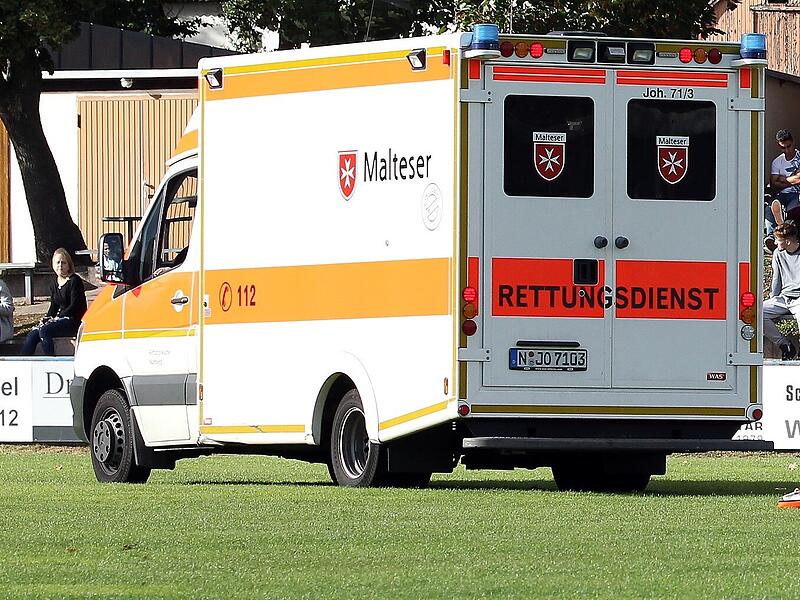 Ein Spieler des VfB Einberg hat sich schwer verletzt und wurde mit dem Krankenwagen (Symbolbild) abtransportiert.