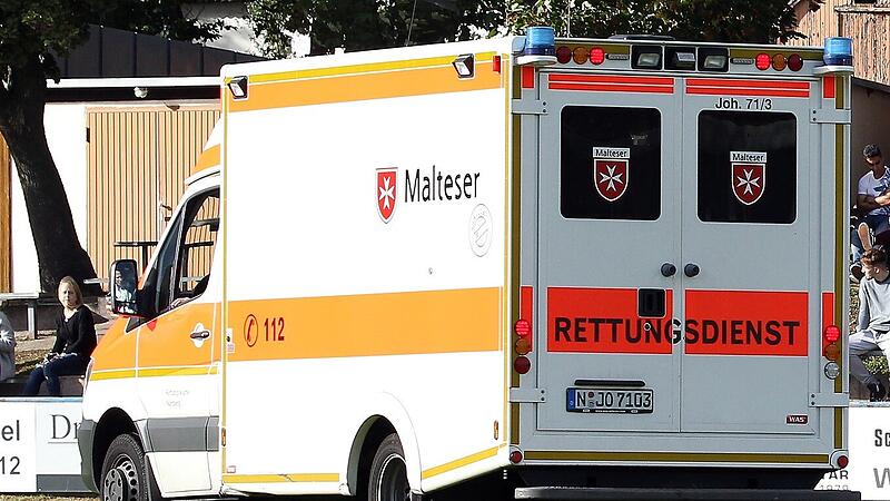 Ein Spieler der SG Geh&uuml;lz hat sich schwer verletzt und wurde mit dem Krankenwagen (Symbolbild) abtransportiert.