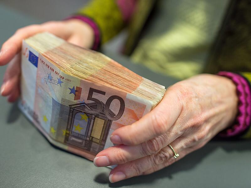 Geldabheben am Schalter Geldabheben am Schalter
