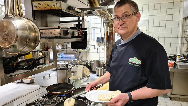 Heinrich Schmitt vom Gasthof &bdquo;Drei Linden&ldquo; in B&auml;rnfels in seiner K&uuml;cheForchheim & Fr&auml;nkische Schweiz