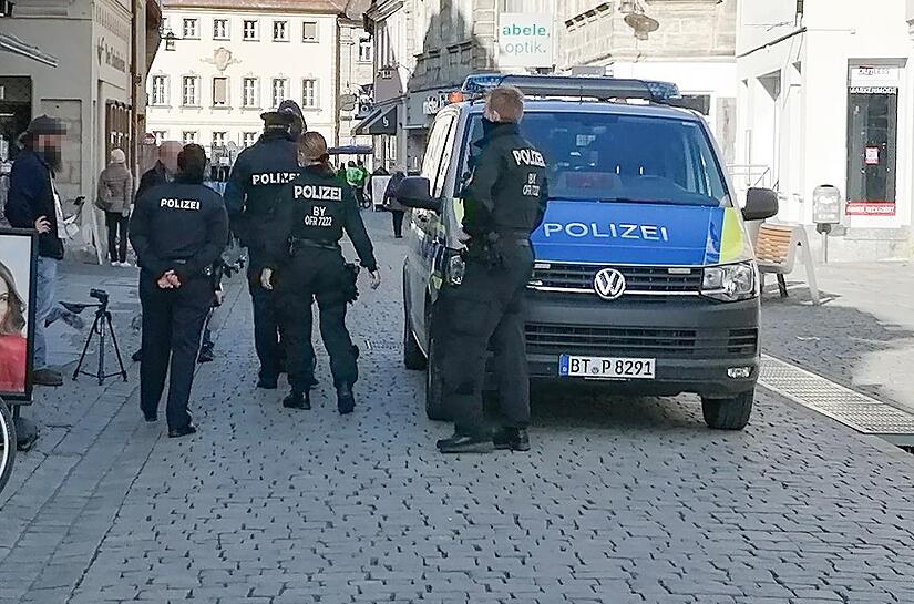 Die Angriffe gegen Einsatzkräfte in der Silvesternacht waren erschreckend. In der Region Forchheim geht es bei den Polizeidienststellen ruhiger zu: Beschimpfungen oder Gewalt seien hier die Ausnahme.Forchheim & Fränkische Schweiz Die Angriffe gegen Einsatzkräfte in der Silvesternacht waren erschreckend. In der Region Forchheim geht es bei den Polizeidienststellen ruhiger zu: Beschimpfungen oder Gewalt seien hier die Ausnahme.Forchheim & Fränkische Schweiz