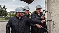 Mit H&auml;mmern und anderem Werkzeug kratzten Landrat Sebastian Straubel, Regiomed-Gesch&auml;ftsf&uuml;hrer Michael Musick und Oberb&uuml;rgermeister Dominik Sauerteig immerhin etwas Putz von der Wand. Die eigentlichen Abbrucharbeiten beginnen n&auml;chste Woche; der Ne...