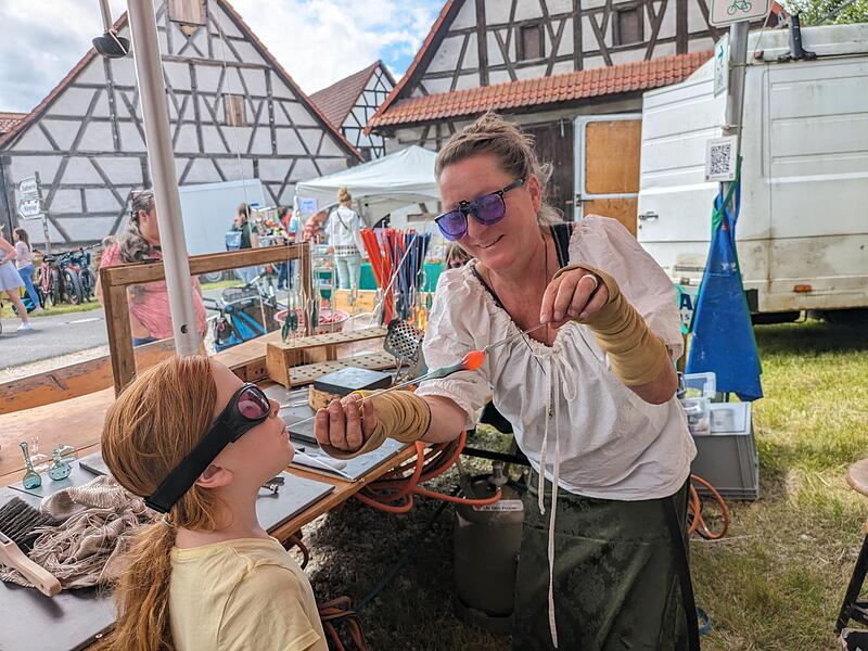 Bei Glasbl&auml;serin Annette Mauser konnten Besucher selbst Glas blasen. Ein Hit vor allem bei den Kindern.Historischer Markt in Ebermannstadt