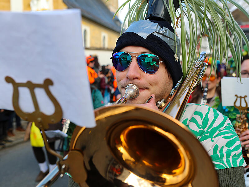 Sonnenschein und gute Laune: Der Faschingsumzug in Memmelsdorf begeistert die Massen.