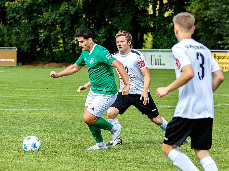 2:2 endete das Hinspiel zwischen Motschenbach, hier mit Jonas Woitzik (rechts) gegen Katschenreuth mit Julian Angermann. Am Karsamstag kommt es zum R&uuml;ckspiel.