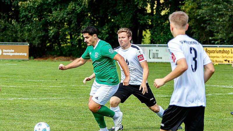 2:2 endete das Hinspiel zwischen Motschenbach, hier mit Jonas Woitzik (rechts) gegen Katschenreuth mit Julian Angermann. Am Karsamstag kommt es zum R&uuml;ckspiel.