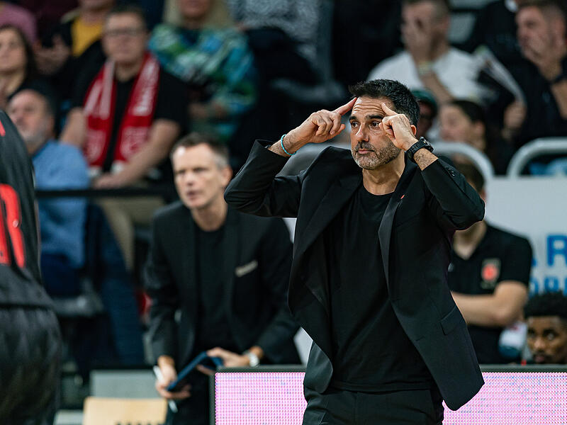 Baskets-Coach Jesus Ramirez musste am Mittwochabend nach seinem zweiten technischen Foul gegen Murcia den Halleninnenraum verlassen. Baskets-Coach Jesus Ramirez musste am Mittwochabend nach seinem zweiten technischen Foul gegen Murcia den Halleninnenraum verlassen.