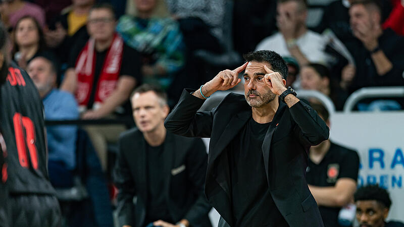 Baskets-Coach Jesus Ramirez musste am Mittwochabend nach seinem zweiten technischen Foul gegen Murcia den Halleninnenraum verlassen. Baskets-Coach Jesus Ramirez musste am Mittwochabend nach seinem zweiten technischen Foul gegen Murcia den Halleninnenraum verlassen.