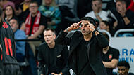 Baskets-Coach Jesus Ramirez musste am Mittwochabend nach seinem zweiten technischen Foul gegen Murcia den Halleninnenraum verlassen. Baskets-Coach Jesus Ramirez musste am Mittwochabend nach seinem zweiten technischen Foul gegen Murcia den Halleninnenraum verlassen.