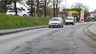 Die Staatsstraße Bamberger Straße führt von Norden in Höchstadts Zentrum und gleicht einem Flickenteppich aus Teer. Ihre Erneuerung ist laut Brehm für 2024 angekündigt.