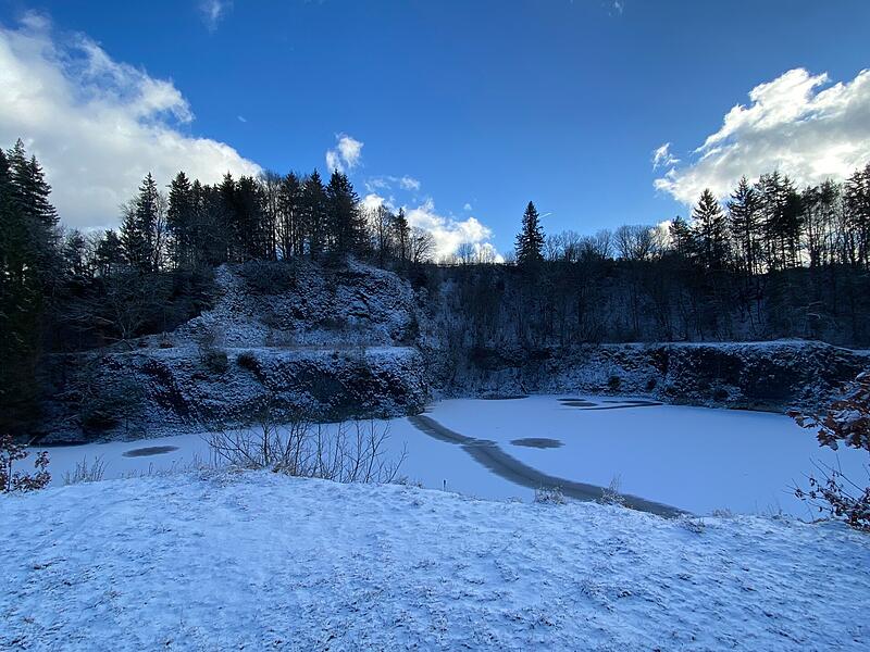 Winter am Tintenfass in der Rh&ouml;n: &Uuml;ber das zugefrorene Tintenfass zieht sich eine geheimnisvolle Spur.