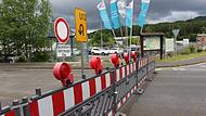 Baustelle zwischen Buchrasen und Oberleichtersbach: Autos fahren durch das Gewerbegebiet. Baustelle zwischen Buchrasen und Oberleichtersbach: Autos fahren durch das Gewerbegebiet.