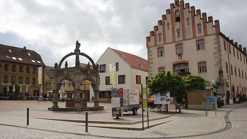 Der Marktplatz in Hammelburg soll umgestaltet werden. Den neusten Stand der Planungen erkl&auml;rte B&uuml;rgermeister Armin Warmuth (CSU) in der B&uuml;rgerversammlung.