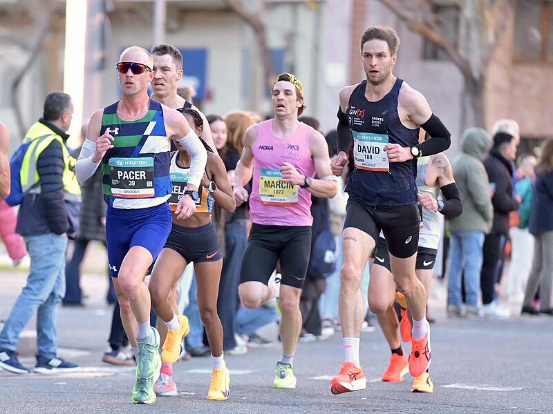 Der Mainrother David G&auml;rtlein (rechts) hat in Barcelona seine Halbmarathon-Bestzeit auf 1:04:53 Stunden verbessert.