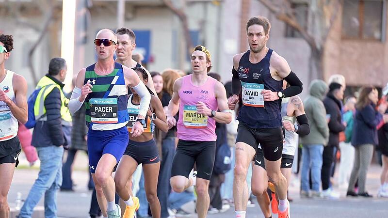 Der Mainrother David G&auml;rtlein (rechts) hat in Barcelona seine Halbmarathon-Bestzeit auf 1:04:53 Stunden verbessert.