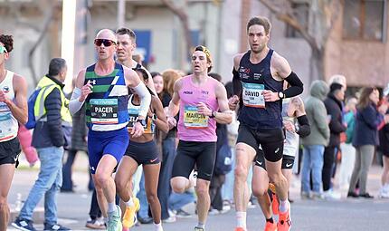 Der Mainrother David G&auml;rtlein (rechts) hat in Barcelona seine Halbmarathon-Bestzeit auf 1:04:53 Stunden verbessert.