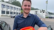 Lukas Gawlitza vor den Containerbüros. In etwa drei Minuten ist er am Geiselwinder Gerätehaus, nach Gießhübl braucht er aber gut acht Stunden.