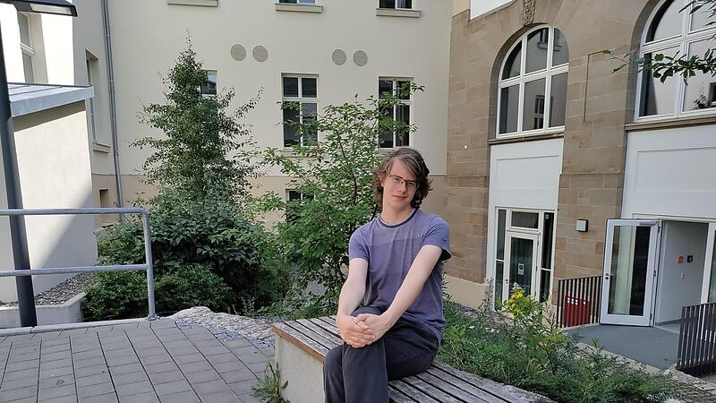 Marius Bauernschmitt: Einser-Abiturient vom CG Der 17-jährige Marius Bauernschmitt hat als einer von sieben Schülerinnen und Schülern am Clavius-Gymnasium sein Abitur mit 1,0 abgeschlossen. So gut wie er war allerdings niemand.