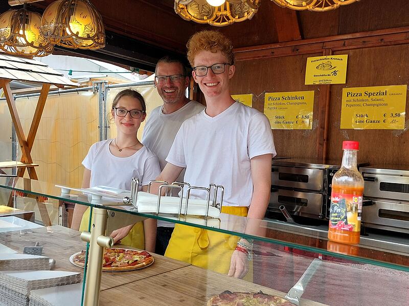 Hier gibt es Pizza.Kulinarischer Rundgang auf dem Kronacher Freischie&szlig;en