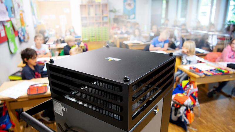 Jedes Klassenzimmer im Landkreis soll so schnell wie möglich mit Luftfiltern ausgestattet werden. Das beschloss nun der Kreistag und beauftragte die Verwaltung mit der Beschaffung.