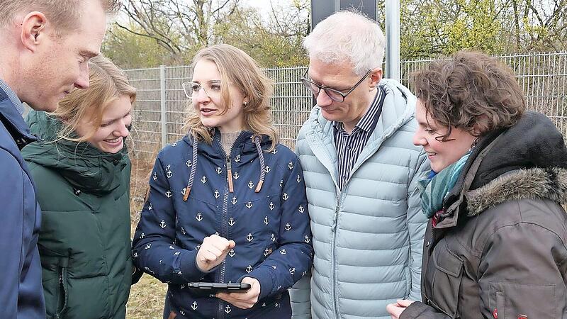 Lisa Kaletsch (M.) von der Geodatenverwaltung erklärt die Analyse der Daten auf ihrem Tablet. V. l.: Matthias Hoffman (Geodatenverwaltung), Klimaschutzmanagerin Sophia Ramer, Uwe Kirschstein und Wassermanagerin Julia Schrade. Lisa Kaletsch (M.) von der Geodatenverwaltung erklärt die Analyse der Daten auf ihrem Tablet. V. l.: Matthias Hoffman (Geodatenverwaltung), Klimaschutzmanagerin Sophia Ramer, Uwe Kirschstein und Wassermanagerin Julia Schrade.