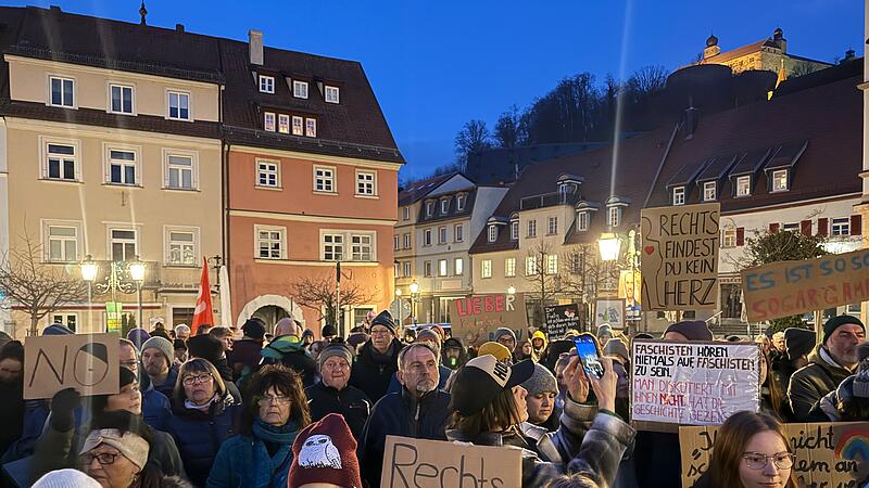Auf dem Kulmbacher Marktplatz war richtig viel los: Die Polizei schätzt, dass sich 350 Kundgebungsteilnehmer auf den Marktplatz versammelt haben. Der Verlauf war friedlich. Auf dem Kulmbacher Marktplatz war richtig viel los: Die Polizei schätzt, dass sich 350 Kundgebungsteilnehmer auf den Marktplatz versammelt haben. Der Verlauf war friedlich.